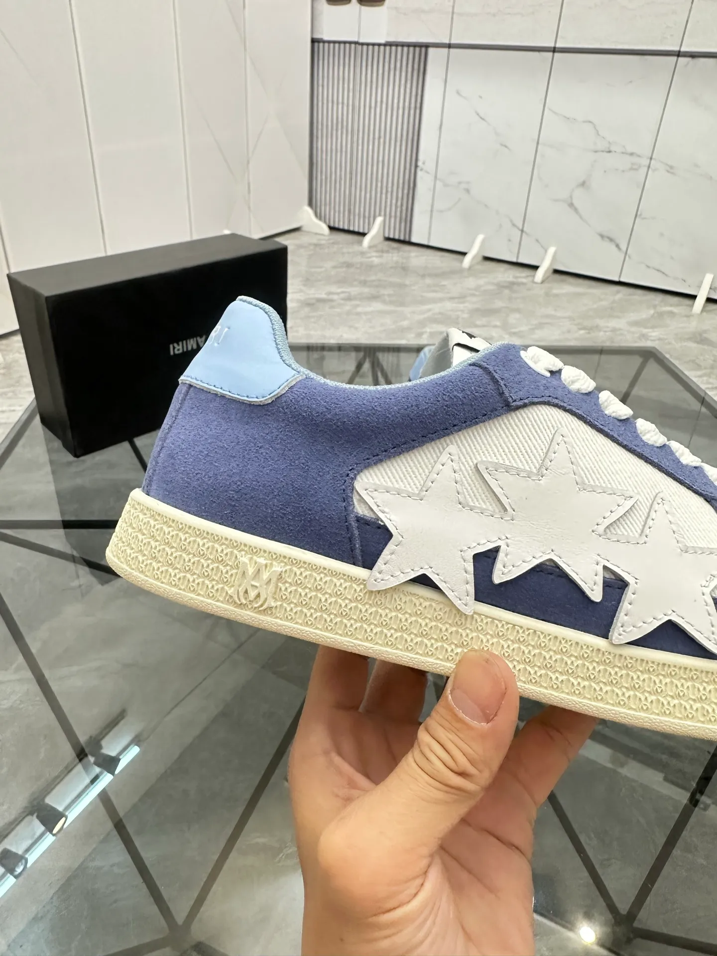 Men's shoes: 💰P420¥ Product trademark: AMIRI* "Amir*" low-top casual shoes Regular size: 38-45 (can be customized to 46) Product material: imported nubuck leather upper, breathable lining, original outsole. Number: 001